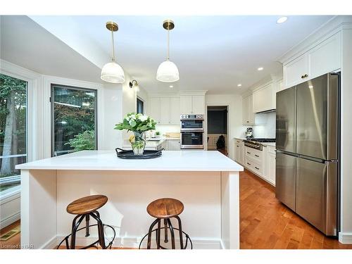 33 Berkwood Place, Fonthill, ON - Indoor Photo Showing Kitchen With Upgraded Kitchen