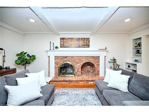 33 Berkwood Place, Fonthill, ON - Indoor Photo Showing Living Room With Fireplace