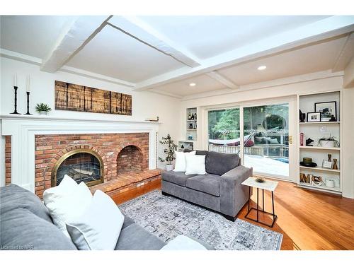 33 Berkwood Place, Fonthill, ON - Indoor Photo Showing Living Room With Fireplace