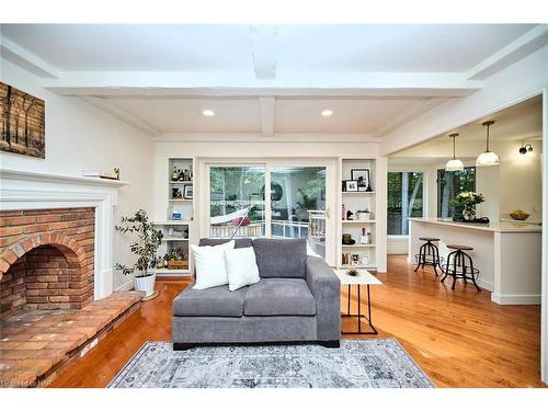 33 Berkwood Place, Fonthill, ON - Indoor Photo Showing Living Room With Fireplace