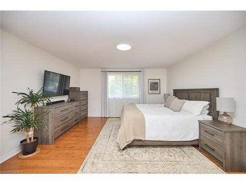 33 Berkwood Place, Fonthill, ON - Indoor Photo Showing Bedroom