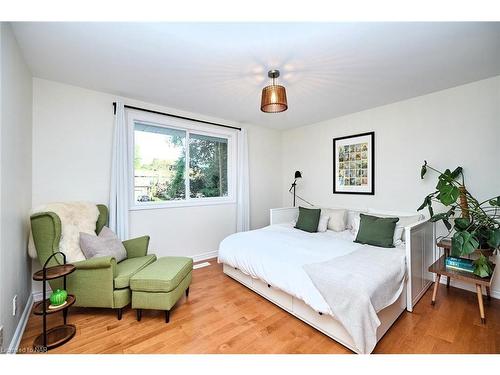 33 Berkwood Place, Fonthill, ON - Indoor Photo Showing Bedroom