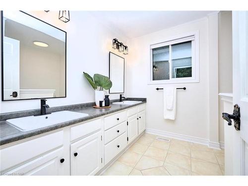 33 Berkwood Place, Fonthill, ON - Indoor Photo Showing Bathroom