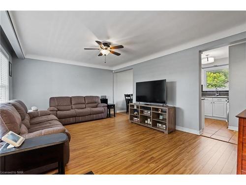 30 Black Knight Road, St. Catharines, ON - Indoor Photo Showing Living Room