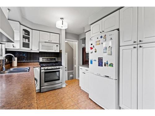 30 Black Knight Road, St. Catharines, ON - Indoor Photo Showing Kitchen With Double Sink