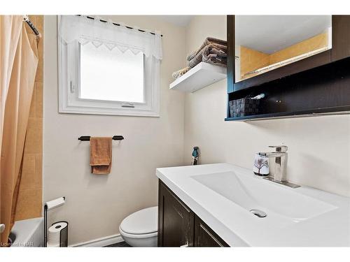 30 Black Knight Road, St. Catharines, ON - Indoor Photo Showing Bathroom