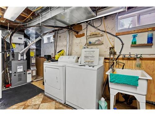 30 Black Knight Road, St. Catharines, ON - Indoor Photo Showing Laundry Room