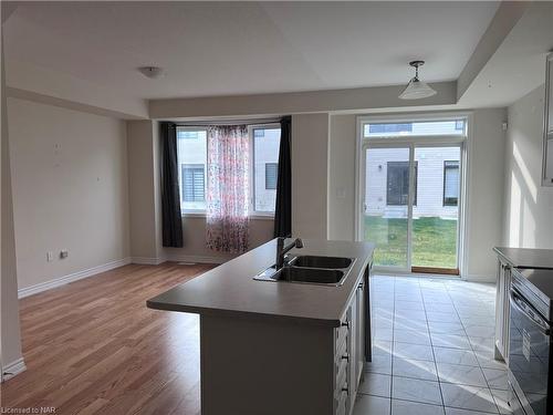 29 Ever Sweet Way Way, Thorold, ON - Indoor Photo Showing Kitchen With Double Sink