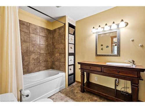 10567 Maplewood Drive, Wainfleet, ON - Indoor Photo Showing Bathroom