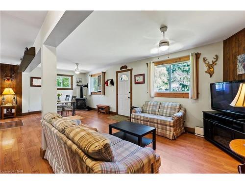 10567 Maplewood Drive, Wainfleet, ON - Indoor Photo Showing Living Room