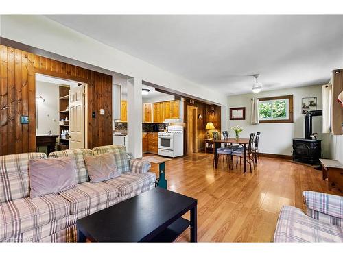 10567 Maplewood Drive, Wainfleet, ON - Indoor Photo Showing Living Room