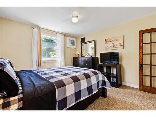 10567 Maplewood Drive, Wainfleet, ON - Indoor Photo Showing Bedroom