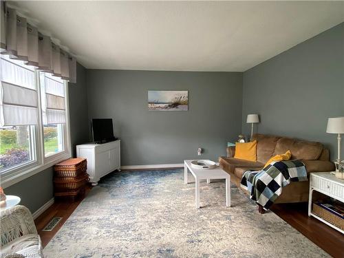 415 Washington Road, Fort Erie, ON - Indoor Photo Showing Bedroom