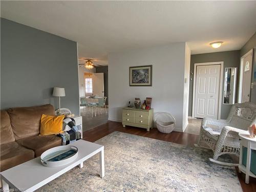 415 Washington Road, Fort Erie, ON - Indoor Photo Showing Living Room