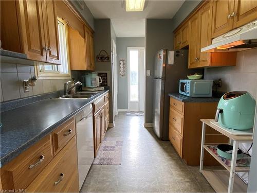 415 Washington Road, Fort Erie, ON - Indoor Photo Showing Kitchen With Double Sink