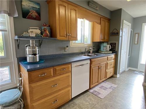 415 Washington Road, Fort Erie, ON - Indoor Photo Showing Kitchen With Double Sink