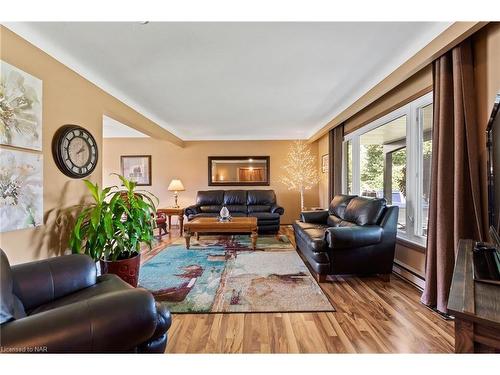 40 Gaspare Drive, Port Colborne, ON - Indoor Photo Showing Living Room