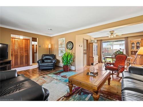 40 Gaspare Drive, Port Colborne, ON - Indoor Photo Showing Living Room