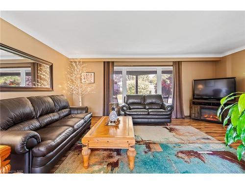 40 Gaspare Drive, Port Colborne, ON - Indoor Photo Showing Living Room