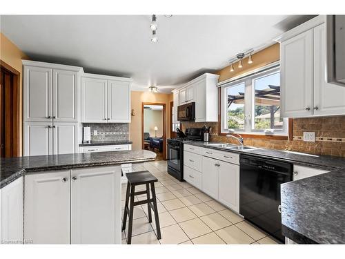 40 Gaspare Drive, Port Colborne, ON - Indoor Photo Showing Kitchen With Double Sink