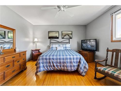 40 Gaspare Drive, Port Colborne, ON - Indoor Photo Showing Bedroom