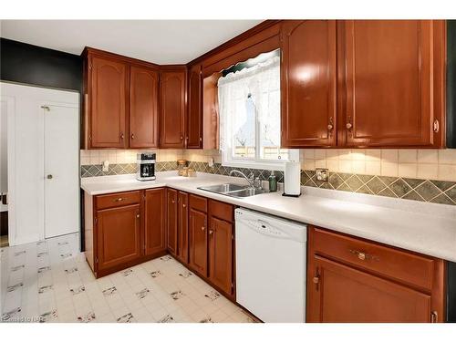 305 Centre Street, Niagara-On-The-Lake, ON - Indoor Photo Showing Kitchen With Double Sink