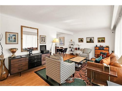 305 Centre Street, Niagara-On-The-Lake, ON - Indoor Photo Showing Living Room