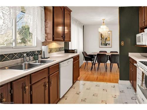 305 Centre Street, Niagara-On-The-Lake, ON - Indoor Photo Showing Kitchen With Double Sink