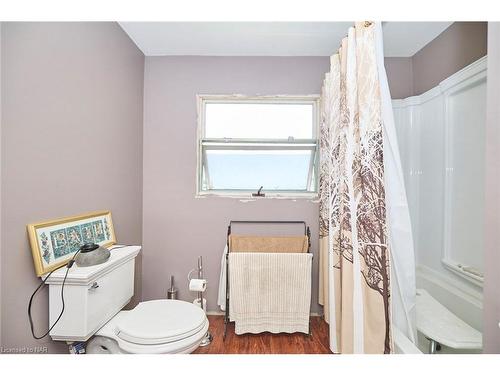 7205 Sharon Avenue, Niagara Falls, ON - Indoor Photo Showing Bathroom