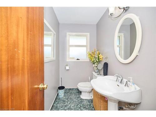 7205 Sharon Avenue, Niagara Falls, ON - Indoor Photo Showing Bathroom