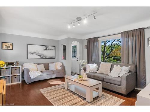 47 Beamer Avenue, St. Catharines, ON - Indoor Photo Showing Living Room