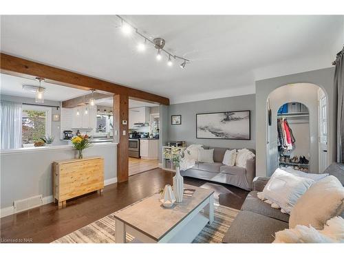 47 Beamer Avenue, St. Catharines, ON - Indoor Photo Showing Living Room