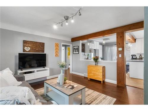 47 Beamer Avenue, St. Catharines, ON - Indoor Photo Showing Living Room