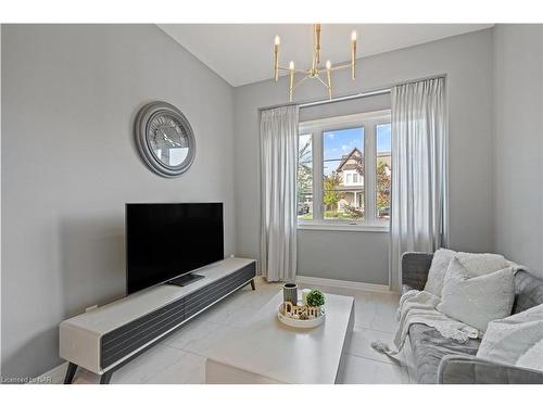 26 Crow Street Street, Welland, ON - Indoor Photo Showing Living Room