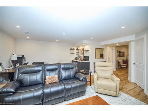 35-88 Lakeport Road, St. Catharines, ON - Indoor Photo Showing Living Room