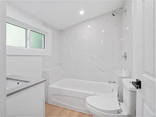 175 York Street, St. Catharines, ON - Indoor Photo Showing Bathroom