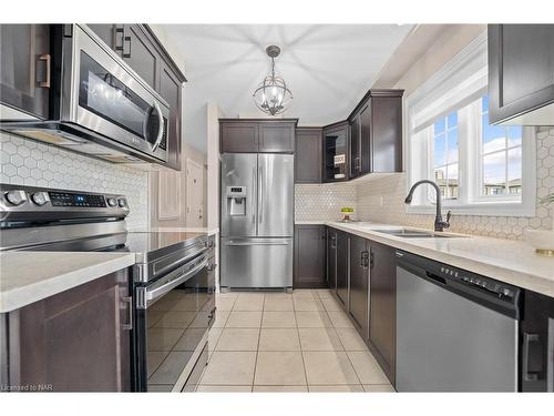 1-77 Avery Crescent, St. Catharines, ON - Indoor Photo Showing Kitchen With Upgraded Kitchen