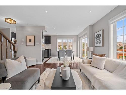 1-77 Avery Crescent, St. Catharines, ON - Indoor Photo Showing Living Room