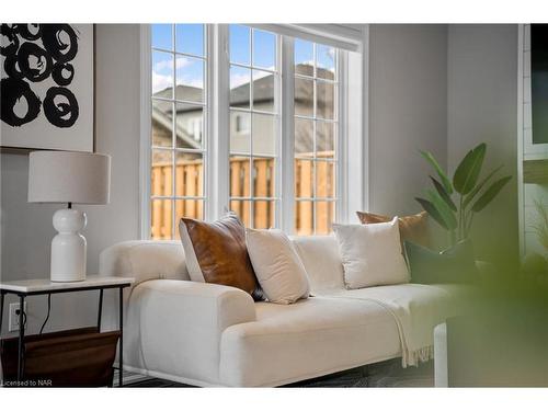 1-77 Avery Crescent, St. Catharines, ON - Indoor Photo Showing Living Room