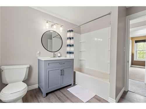 60 John Street, Welland, ON - Indoor Photo Showing Bathroom