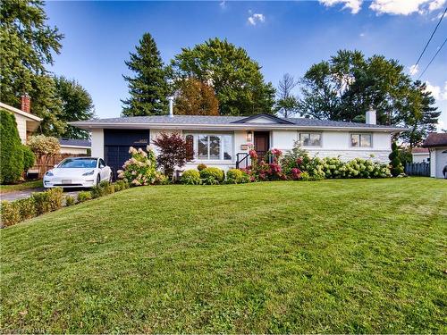 4652 Queensway Gardens, Niagara Falls, ON - Outdoor With Facade