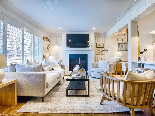 4652 Queensway Gardens, Niagara Falls, ON - Indoor Photo Showing Living Room With Fireplace