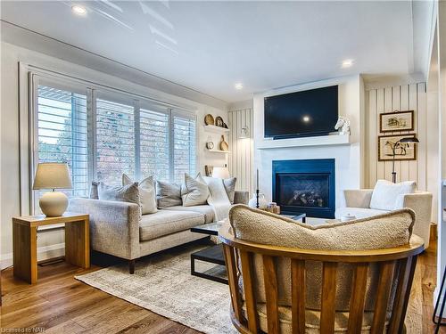 4652 Queensway Gardens, Niagara Falls, ON - Indoor Photo Showing Living Room With Fireplace