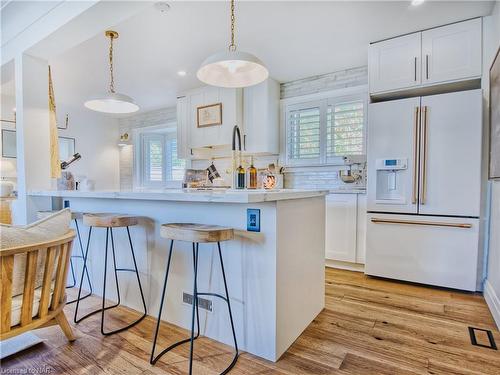 4652 Queensway Gardens, Niagara Falls, ON - Indoor Photo Showing Kitchen