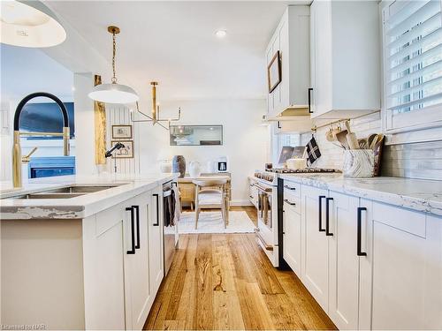 4652 Queensway Gardens, Niagara Falls, ON - Indoor Photo Showing Kitchen With Double Sink With Upgraded Kitchen