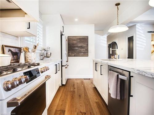 4652 Queensway Gardens, Niagara Falls, ON - Indoor Photo Showing Kitchen With Upgraded Kitchen