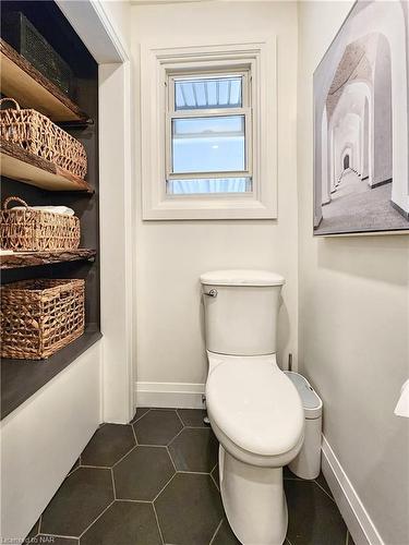 4652 Queensway Gardens, Niagara Falls, ON - Indoor Photo Showing Bathroom