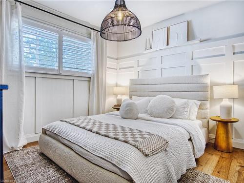 4652 Queensway Gardens, Niagara Falls, ON - Indoor Photo Showing Bedroom