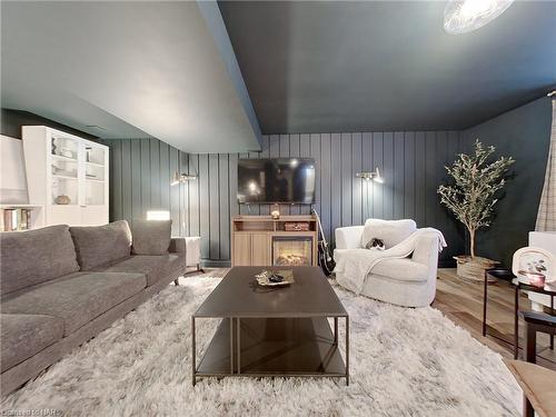 4652 Queensway Gardens, Niagara Falls, ON - Indoor Photo Showing Living Room