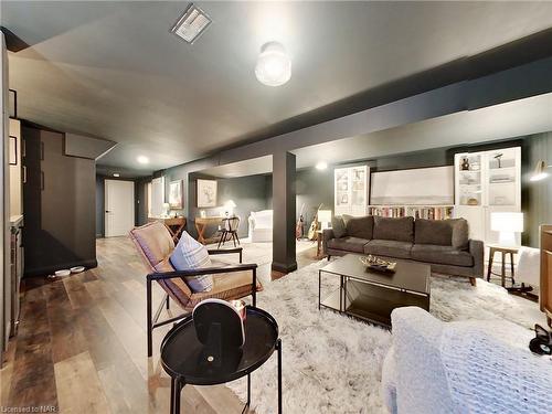 4652 Queensway Gardens, Niagara Falls, ON - Indoor Photo Showing Living Room